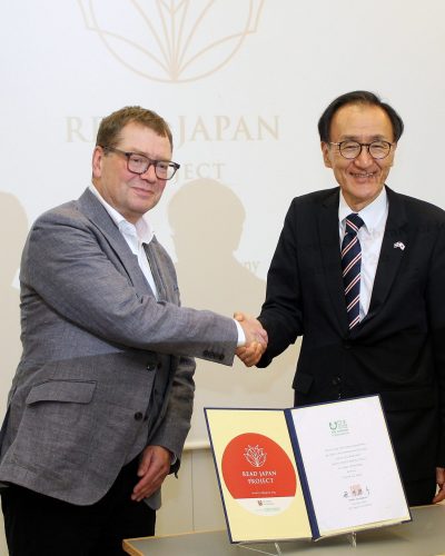 Örn Hrafnkelsson Landsbókavörður tekur við bókagjöf READ JAPAN PROJECT úr hendi sendiherra Japans á Íslandi, Keizo Takewaka.